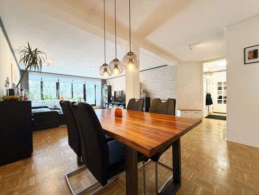 Das offene Wohn-Esszimmer bietet viel Platz für Familienalltag, größere Esstische und gemeinsame Aktivitäten