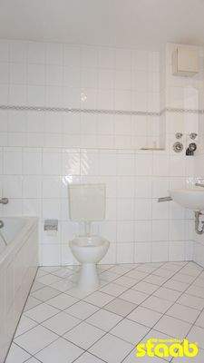 innenliegendes Bad mit Waschmaschinenanschluss