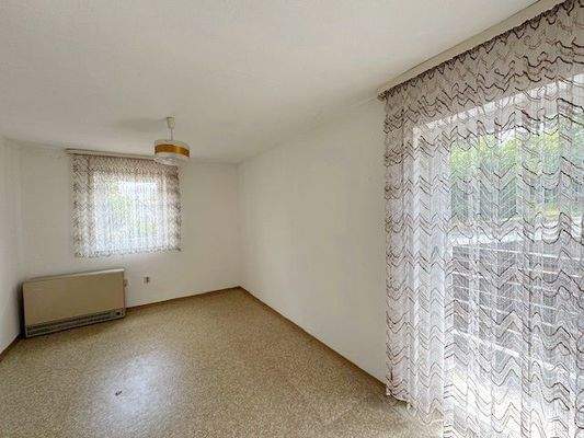 Schlafzimmer mit Balkon im Obergeschoß