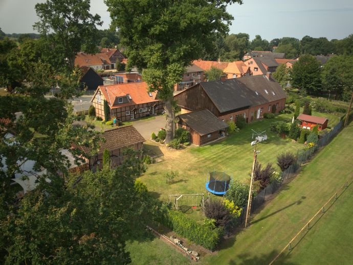 Großes Wohnhaus und Doppelhaus mit zwei Doppelcarports auf großem Grundstück