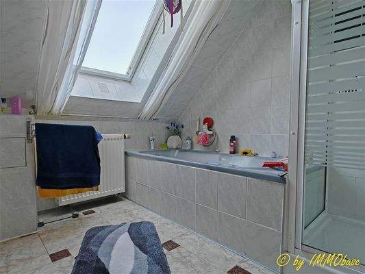 Bad mit Wanne und Dusche