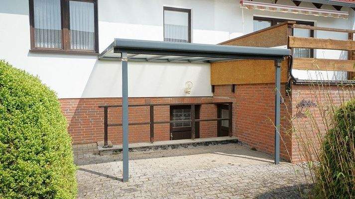 überdachter Kellereingang