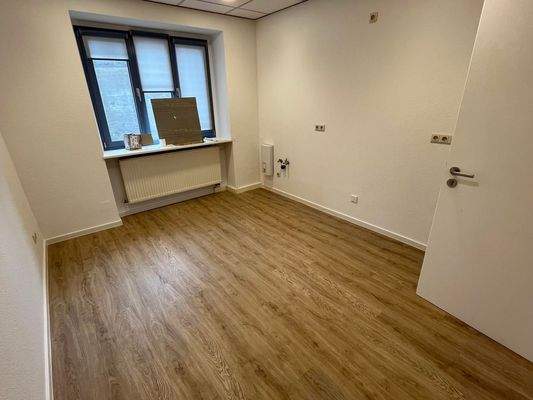 Leeres Büro mit Holzfußboden