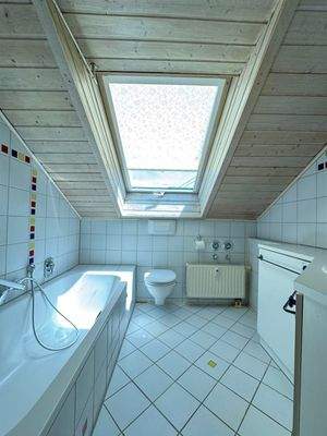 Das Bad mit Wanne und weiterem WC