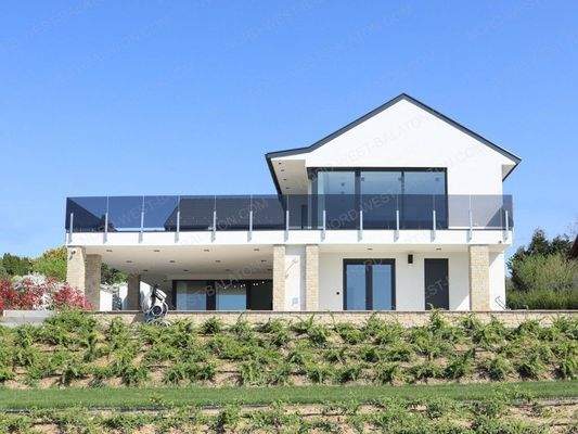 Blick auf Haus, Garten und Panoramaterrassen