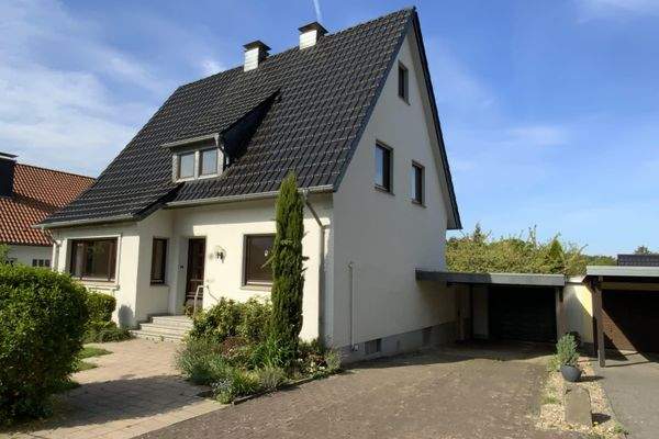 Vorderansicht mit Zuwegung und Garage