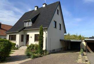 Vorderansicht mit Zuwegung und Garage