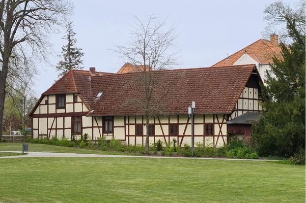 Ansicht von Süd-West: Idyllischer Blick auf das Anwesen vom Palaisgarten aus