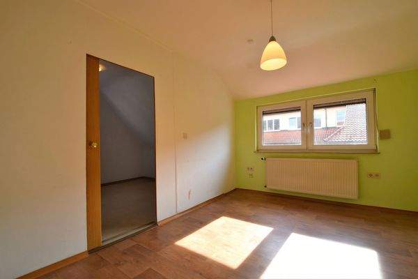 Das Schlafzimmer mit einem Durchgangszimmer...