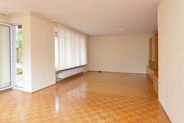 geräumiges Wohnzimmer, Parkettboden und Einbauwand und Zugang Terrasse