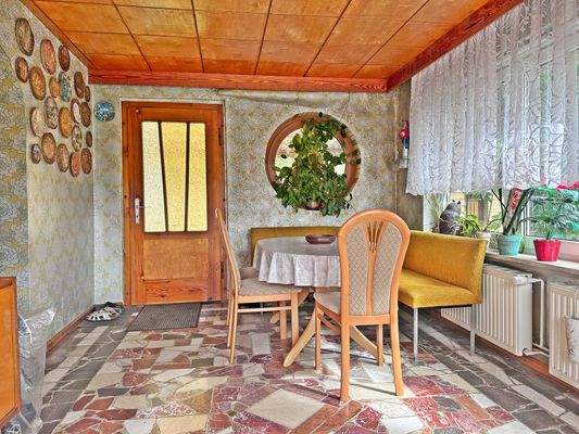 Veranda mit Durchgang zum Garten