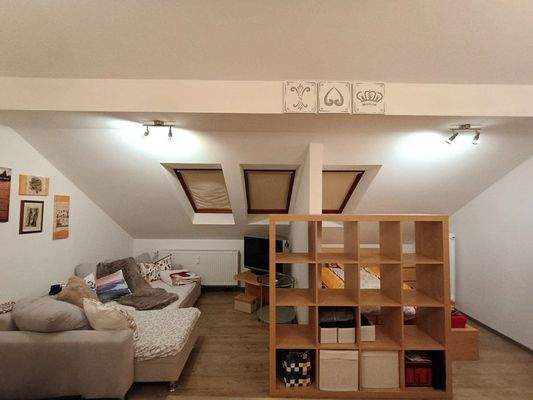 Wohn- und Schlafbereich durch eine Wand getrennt