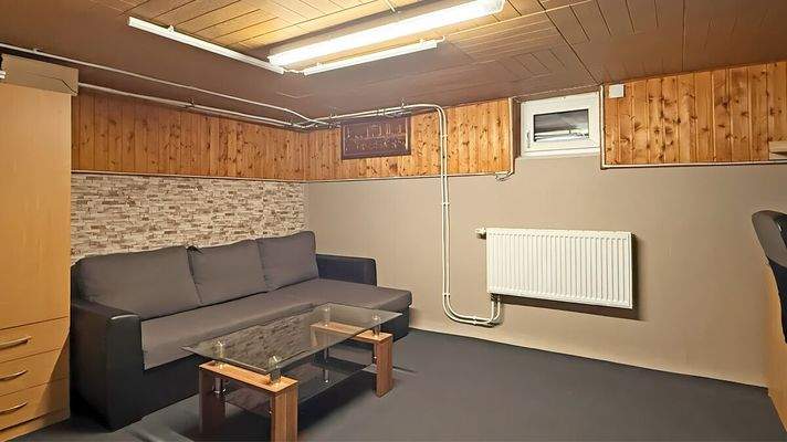 Wohnlicher Raum im Keller