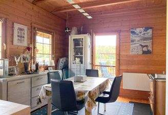 Esszimmer mit Zugang auf die Terrasse