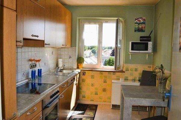 Küche mit Fenster und Essplatz