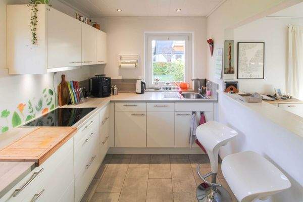 Küche mit Tresenbereich