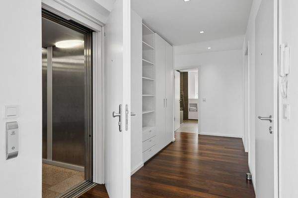 Eingang Fahrstuhl u. Garderobe