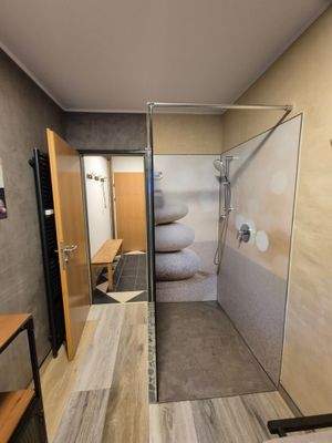 Bad mit Dusche und Badewanne