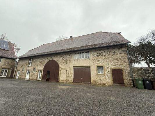 Nebengebäude mit 2 Wohnungen und Lagerflächen