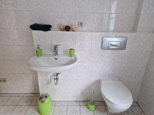 Bad mit Fenster, Badewanne und Dusche