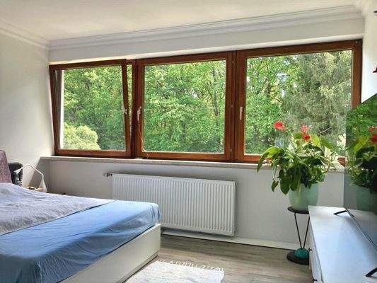 und noch ein großzügiges und lichtdurchflutetes Zi. im OG