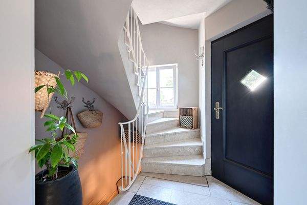 Direkter Zugang vom Hauseingang zum hellen Treppenhaus