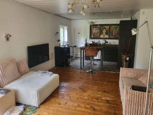 Wohnzimmer mit offen verbundener Küche