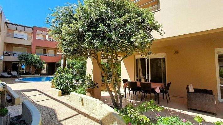 Kreta, Maleme: Erdgeschoss-Apartment mit 2 Schlafzimmern, Garten und Gemeinschaftspool, nur wenige Schritte vom Strand entfernt