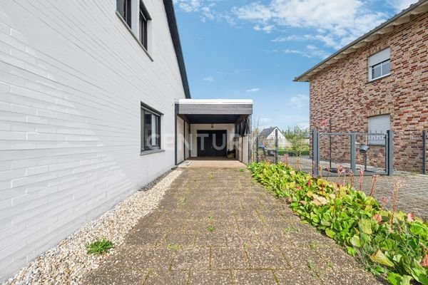 Einfahrt mit Garage und Carport (1)