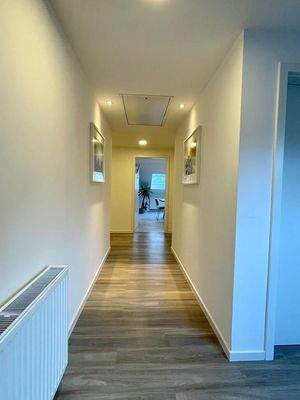 Langer Flur mit Holzboden