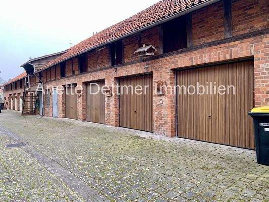 Garagenkomplex hinter dem Haus