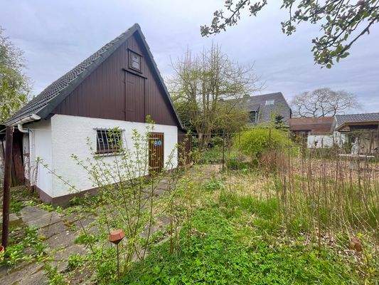 Garten mit massiven Schuppen