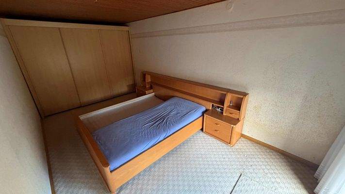 Schlafzimmer im rückwertigen Hausbereich EG