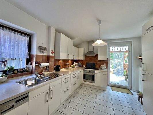 Große Einbauküche in weiß EG mit Zutritt auf die T