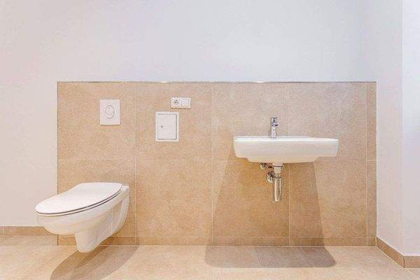 Elegantes Wannenbad mit Fenster