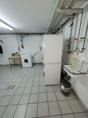 großzüg. Wasch- und Trockenraum.jpg