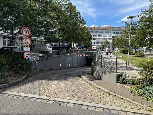 Tiefgarageneinfahrt