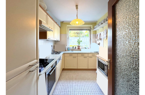 zeitlose, helle Einbauküche