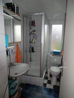 DH: Bad mit Fenster u. Dusche.JPG