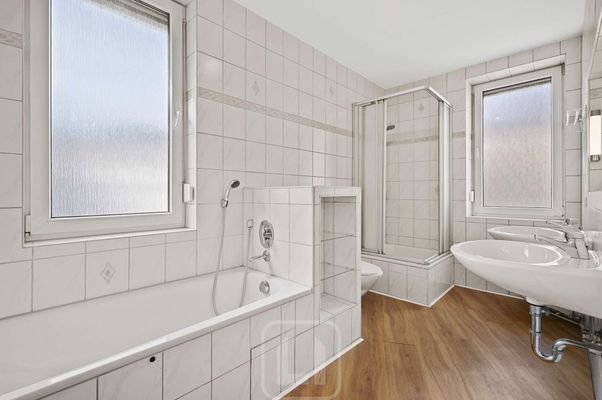mit Badewanne & Dusche