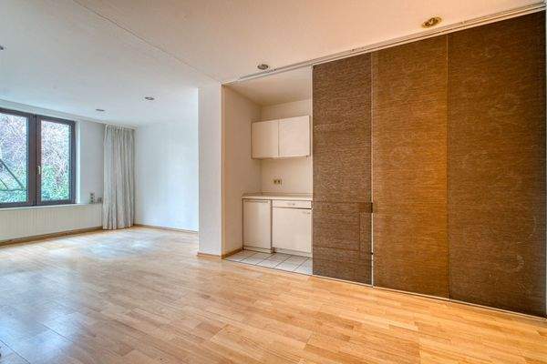 Raum 1: Offener Arbeitsbereich mit Küchenzeile