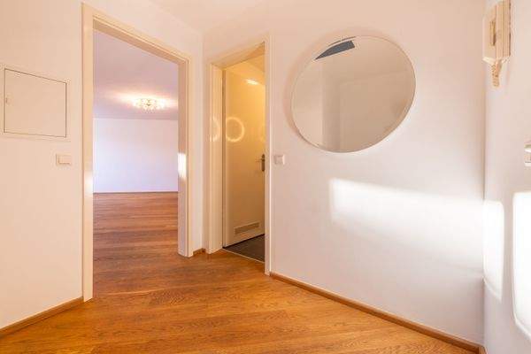 Diele mit Eingang Wohnbereich und Bad