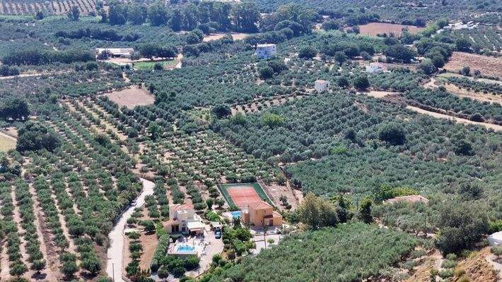 Kreta, Kournas: Spektakuläre Villa mit Tennisplatz nahe des Kournas-Sees zu verkaufen