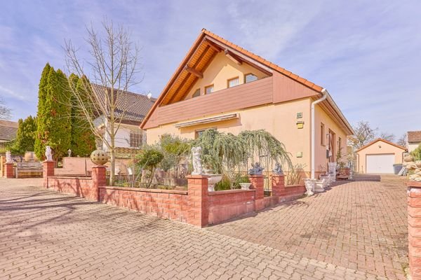 Seitenansicht mit Einfahrt zur Garage