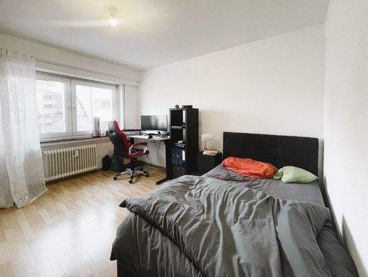 großzügiges Schlafzimmer