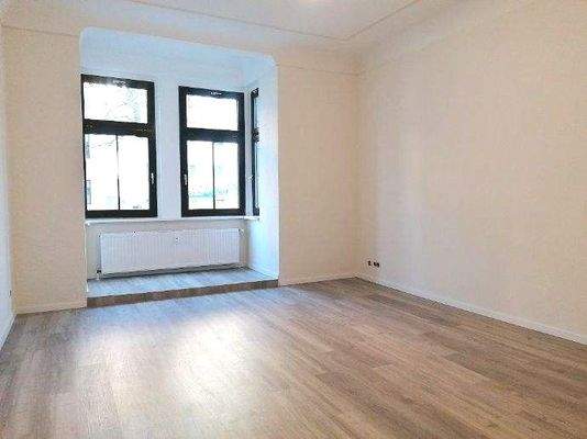 Wohnzimmer mit neuem Laminat