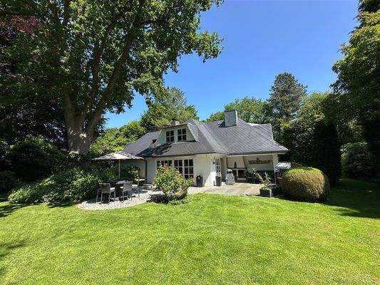 Blick aus dem Garten zum Haus