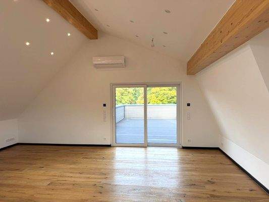 DG: Wohnbereich mit Terrassenzugang