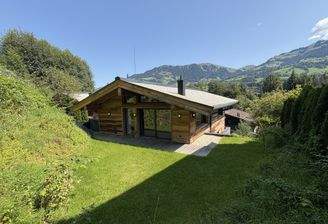 AUSSENANSICHT mit Garten