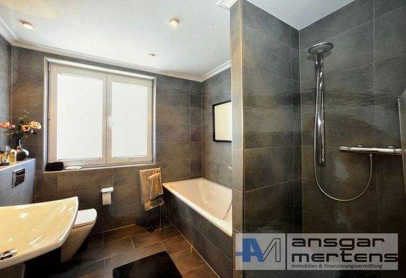 Tageslichtbadezimmer mit Badewanne & Dusche